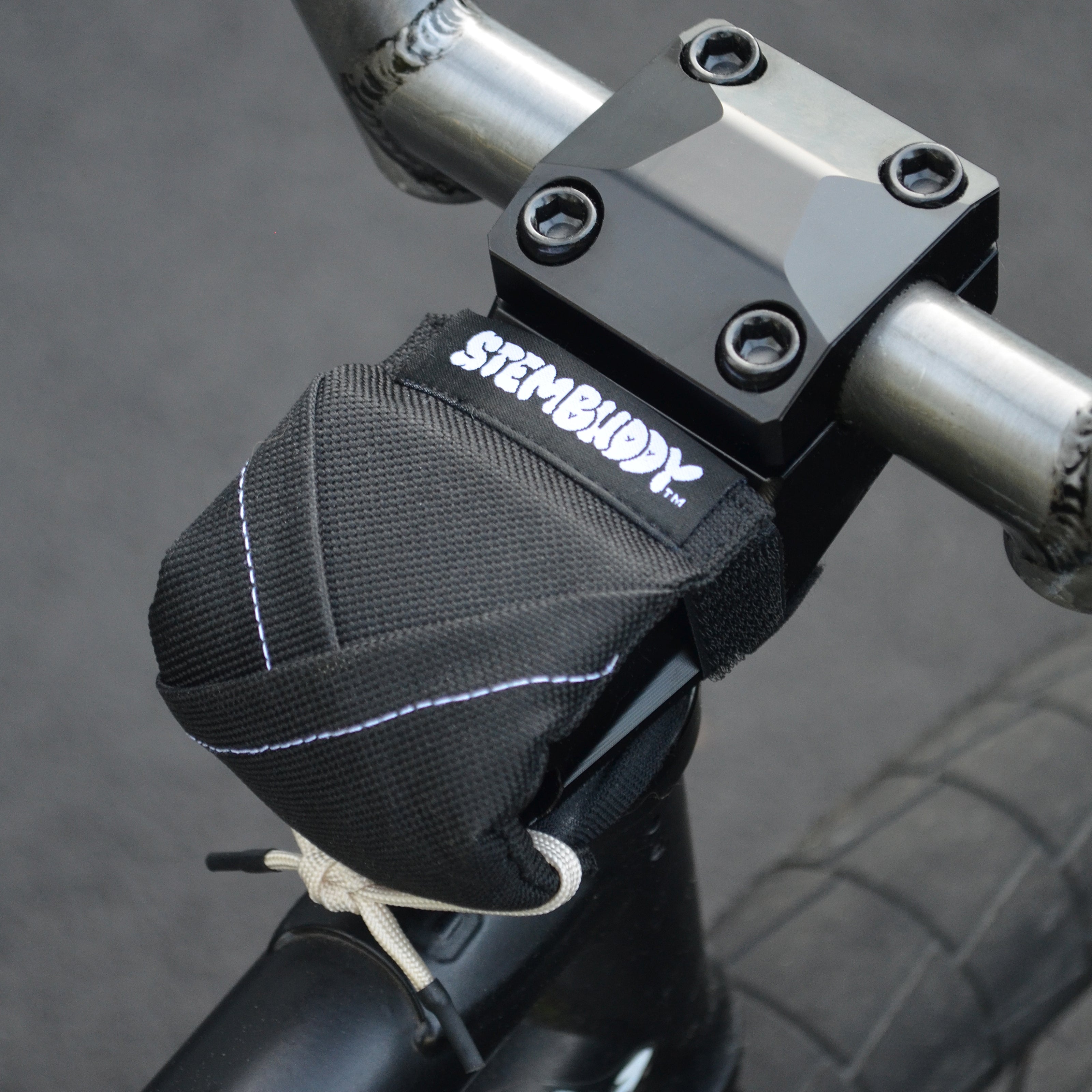 DOJO-Black stembuddy-onbike