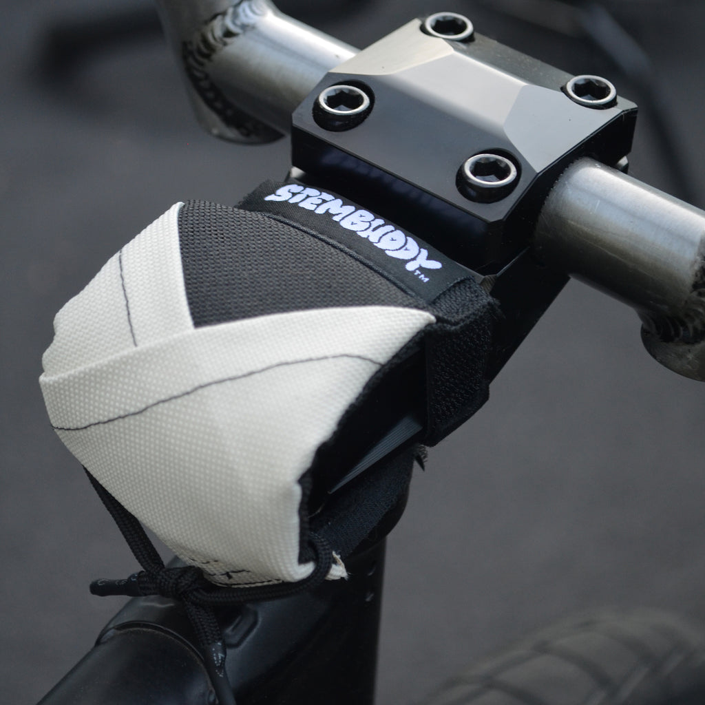 Eeshond DOJO stembuddy White on bike