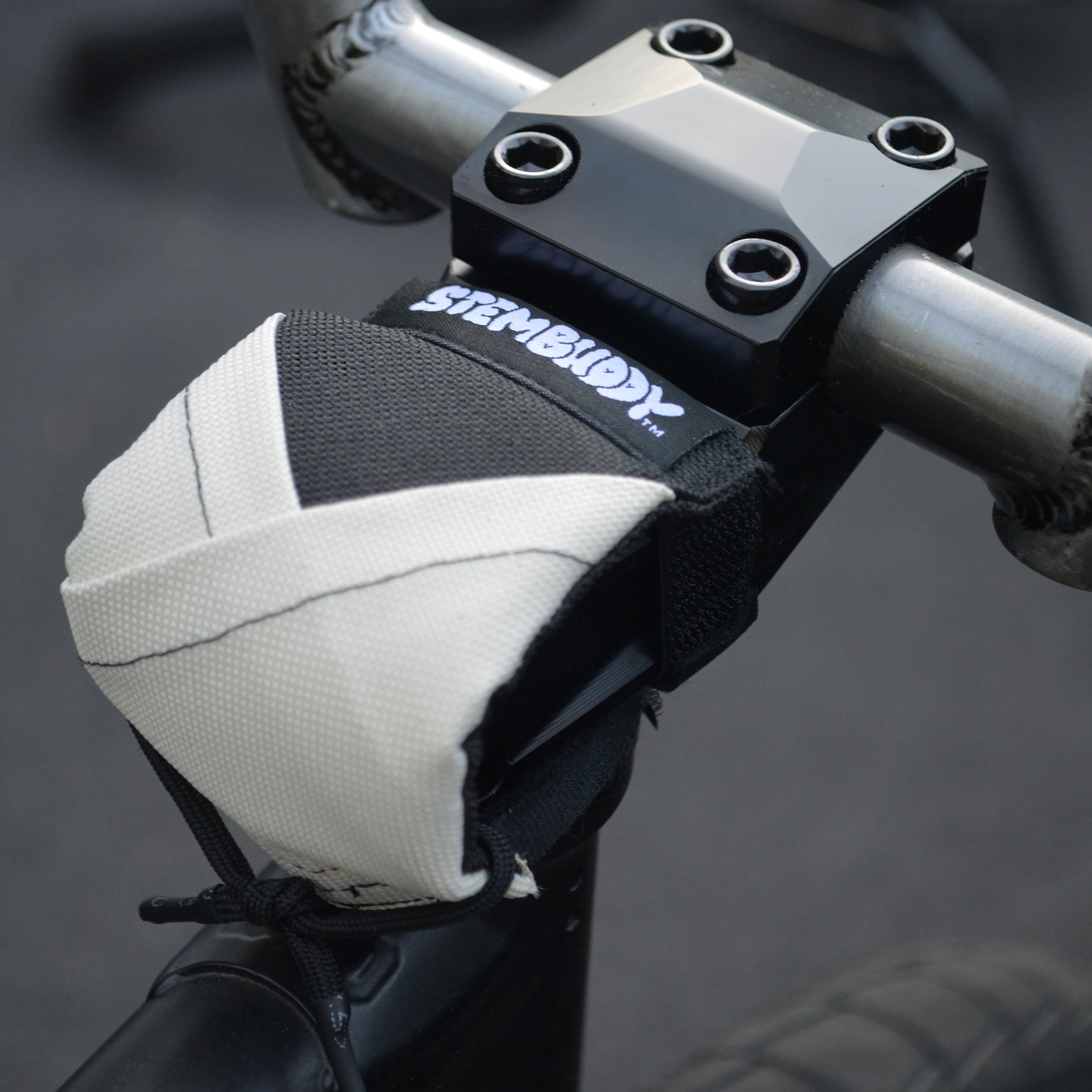 Eeshond DOJO stembuddy White on bike