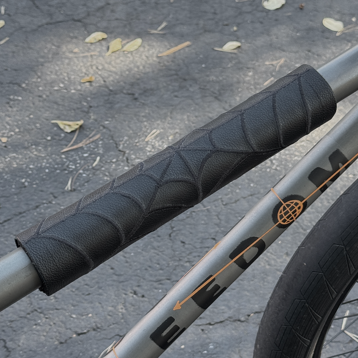 Black on BLACK LEATHER Spiderweb TOP TUBE PAD